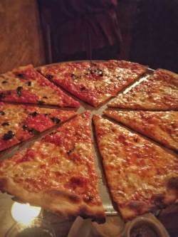 foods-for-dummies:  Joe and Pats thin crust | More?