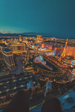 avenuesofinspiration:  Vegas | Photographer © | AOI