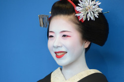 okiya:  Maiko Ryouka, Gion Higashi (via 祇園東の舞妓「涼香」さんと「富久春」さん｜ゆうちゃんの『きょう散歩』)