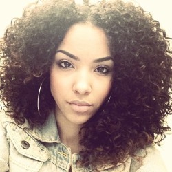 shesb0mbb:  http://lipstickncurls.tumblr.com 