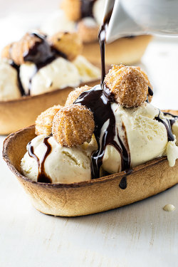 foodiebliss:   Churro Ice Cream Boats! Sweeten up your next party