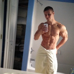 glad2bhere:  Dan Rockwell……..check out those shoulders…