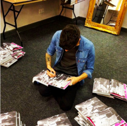 swiftclass:  Guess who getting ready for the #1DBookSigning?