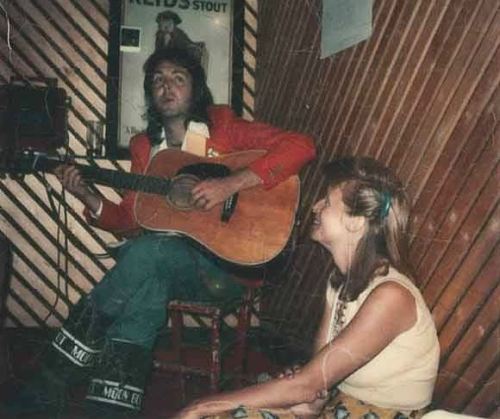 paulandlindadaily:Paul and Linda at Ronnie Wood’s house, 1973.