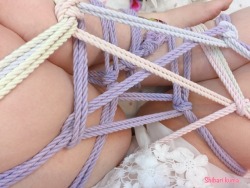 shibarikuma:  Rope leg cuddles lol💕  Rope, photo, model: me