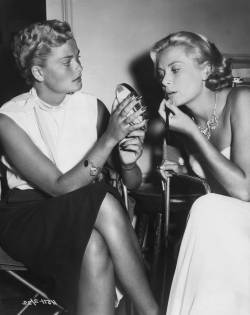 thefashioncomplex:  Grace Kelly and her sister Lizanne on the