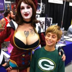 grimphantom:  dorkly:  Kid Caught Sneaking a Peek at Mad Moxxi