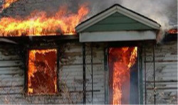 thelandofwtf:  Firefighter takes picture of house fire and possibly