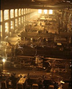 history-museum:  Locomotives in the Locomotive Shop of the Chicago