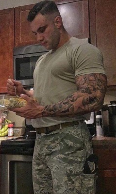 jeffandnateapproved:  bootsize13:  militarydawg:    Fucking built