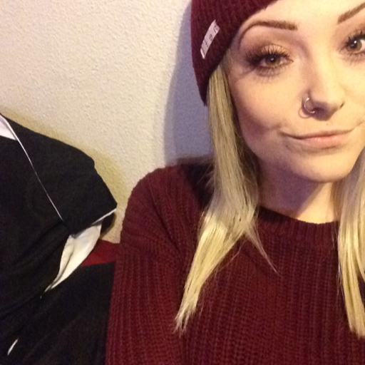 lady-seitan:  Working with friends makes work way cooler gothxmami