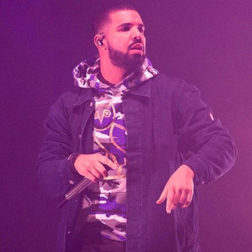 kemkem21:  Drake at LAX last night