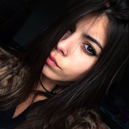 Por trás de toda mulher postando foto no camarote, tem um trouxa