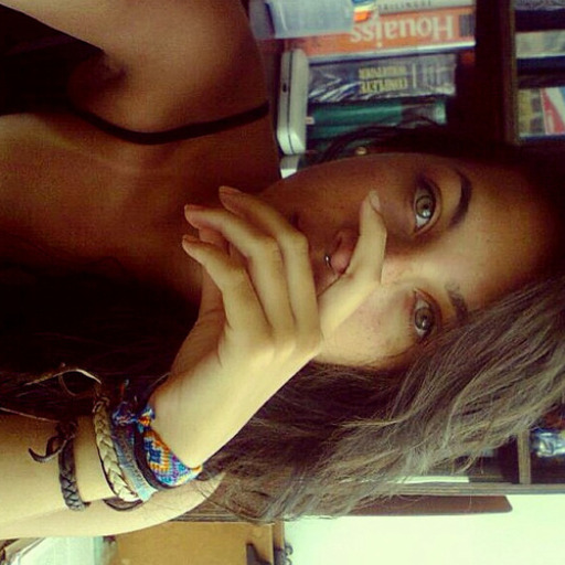 VEJO GAROTAS LINDAS E ME SINTO UMA CENOURA.