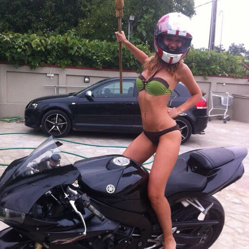 sexylilclosetfreak:  Got bored so heres Me enjoying my self.