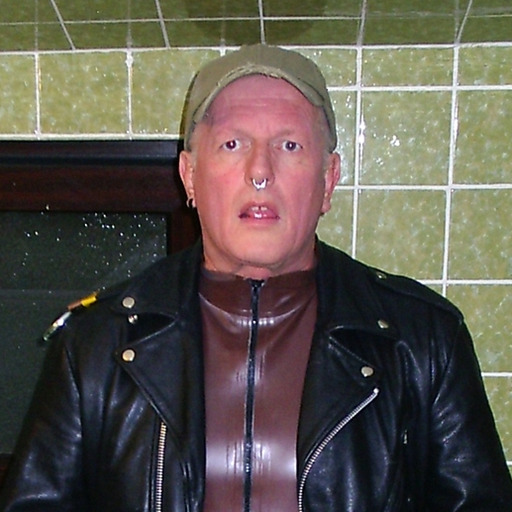 gummiklo-jens:  Like to piss..! 