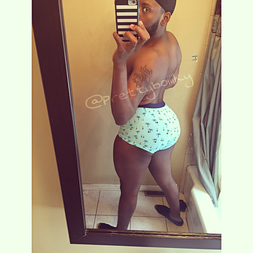 dior713:  iamprettyboiiiky:  Throwing Ass back🍑🍑💦💦💦💦!!!