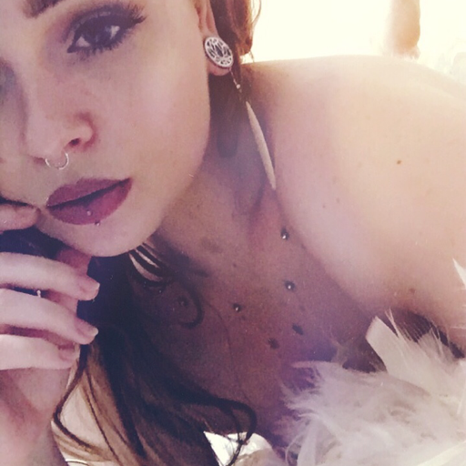 mirahxox:  Spank me˖ ✧◝Sign up for my snapchat◜✧˖ °Chaturbate