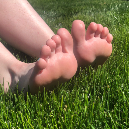 feetpicsfromliv:  Dreaming of summer…. sneak peak 😉☀️