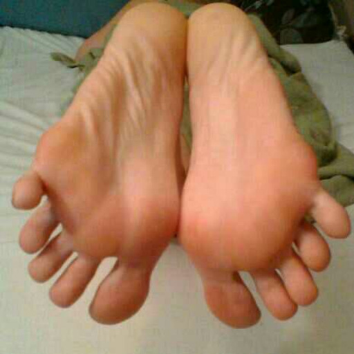 prettylittletoes94:  Footjob for my hubby;)