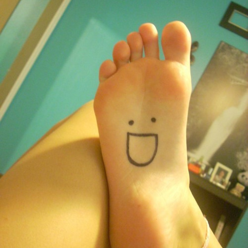 footlovingfiend:  (via https://vine.co/v/enYIjOPj9rO) 