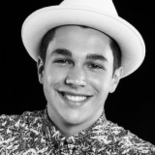 male-celebs-naked:  Austin Mahone bulging in towel while singing