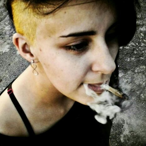três coisas que deixa a pessoa feliz  dinheiro sexo maconha