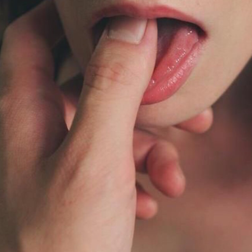 Deixa eu te beijar até você sentir vontade de tirar a roupa.