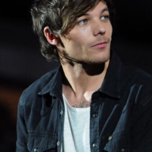 louisupdates:  @bcnarrry: Lo:don’t lie,you’re wearing a piece