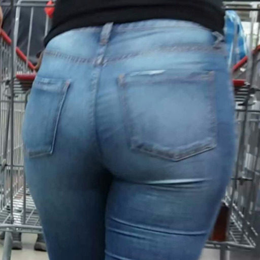 lurkincreepshotts:  creepvoyeur:  candidshotzs:  Hella thick