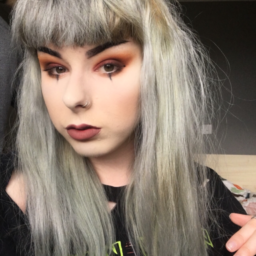 flowerkohai:  someone call me kitten and hold my hand 