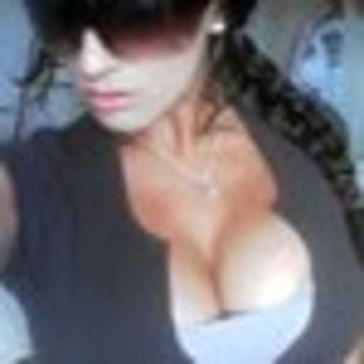 fitboobs:  Erika loves her boobs 