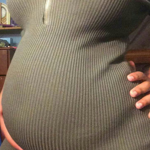 johnathansmythe:  What huge preggo belly. Looks like she grew