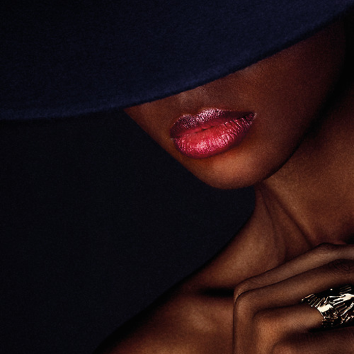 glamournoire:  Tyra Moore - candide moment in a restaurant. ;-)