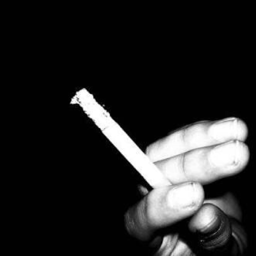 medianoche-sin-cigarros:“Creo que soy más ojeras, que persona”.-RLG