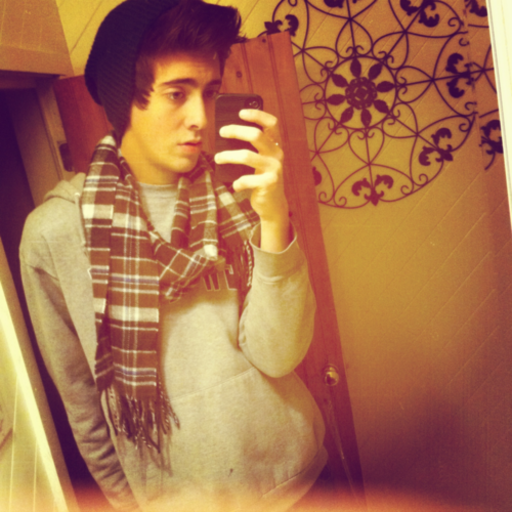  Someone come cuddle. 