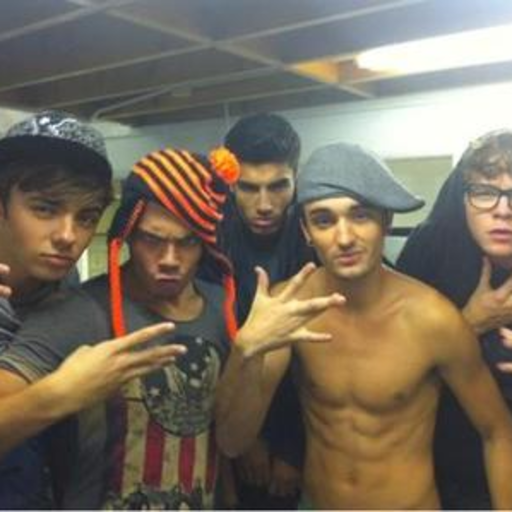 im-beautifulinmyway:  The top come off:  The Trousers come down: