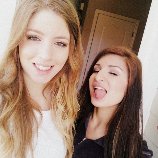 nocturnalprincess:   What Girls Do On The Internet  