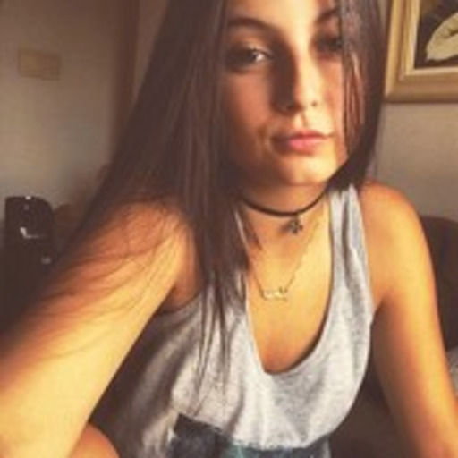 Pega na cintura, pressiona na parede, beija o pescoço, chega