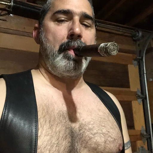 ozgarwolf:  capa01:  That stogie looks fuckin great  Hot man