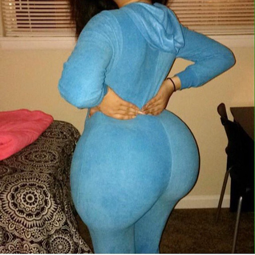 phatazzlova:  Hydro shaking that phat ass. I wanna pound her