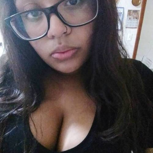 Ela amava ele. Ele fingia que amava ela. Ela descobriu a verdade.