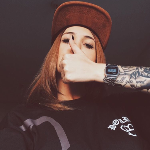 Pega na cintura, pressiona na parede, beija o pescoço, chega