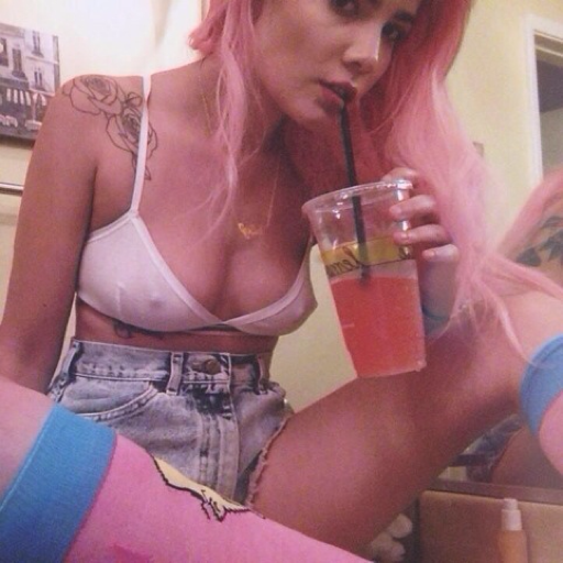 black–lamb:  official-kitten:  She kissed me back ?  this made