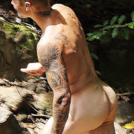 gaypornusa123:         Justin Bieber loves showing off his ass.