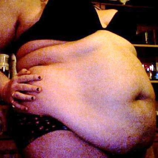 Like/reblog this post if you're into huge bellies and feederism!