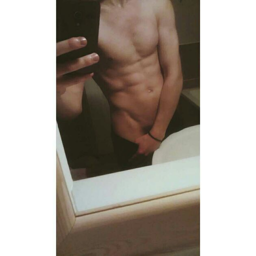 mennaked:  Nice cumshot !