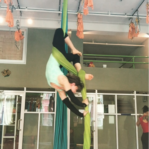 omily-nyc:  #Hipkeyrollup to #pirouette town! #aerialist #aerialistsofinstagram