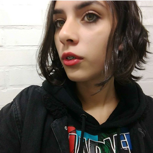 Mãe: Filha (o) não corre se não você vai cair