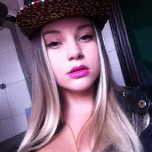 a mina geme gostoso, a mina chupa com gosto, gostosa e linda